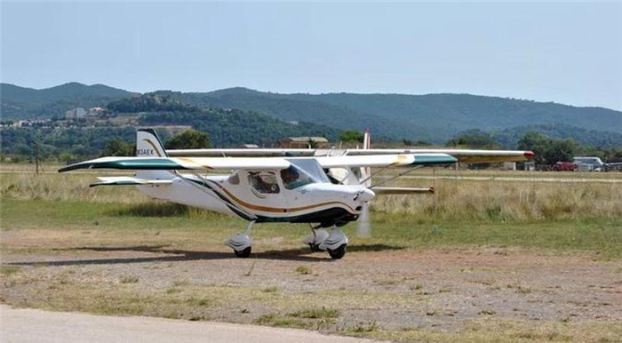 AeroAndina (Colombia). AeroAndina là nhà sản xuất máy bay Colombia có trụ sở tại Santiago de Cali, Colombia. Công ty được thành lập vào năm 1971 với tên Agrocopteros Ltda. Năm 1998, tên công ty được đổi thành Tecnologias Aeronanomas SA và nó được gọi là Aerotec SA. Trong ảnh là một máy bay AeroAndina MXP-1000 Tayrona (tốc độ bay 190 km/h, phạm vi bay 600 km, trần bay kỹ thuật 3.660 m).