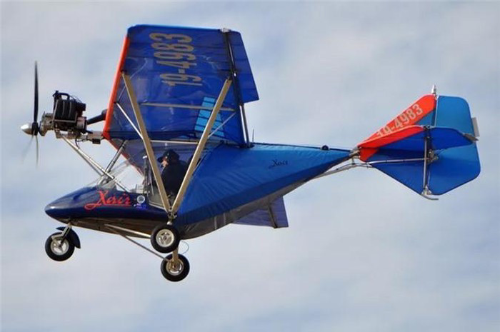 Raj Hamsa (Ấn Độ). Raj Hamsa là một công ty tư nhân và nhà sản xuất máy bay siêu nhẹ của Ấn Độ, được thành lập năm 1980 tại Pond Richry, bởi Joel Koechlin (thuộc gia đình Koechlin) của Pháp. Công ty này là một trong những nhà sản xuất máy bay lớn nhất Ấn Độ và là nhà sản xuất máy bay siêu nhỏ thương mại duy nhất. Trong ảnh là nguyên mẫu chiếc Raj Hamsa X-Air là mô hình cơ sở mà toàn bộ dòng sản phẩm này dựa trên.