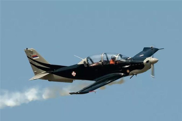 Utva (Serbia). Công ty Hàng không Utva là nhà sản xuất máy bay của Serbia có trụ sở tại Pančevo. Công ty đã tồn tại từ năm 1937 và sau khi Nam Tư sụp đổ công ty vẫn còn hoạt động thành công ở Serbia cho đến ngày nay. Nguyên mẫu đầu tiên của chiếc máy bay huấn luyện thể thao Lasta cất cánh năm 1985, ngày nay nó được hóa thân thành chiếc máy bay với chiếc Lasta 95 (như trong ảnh).