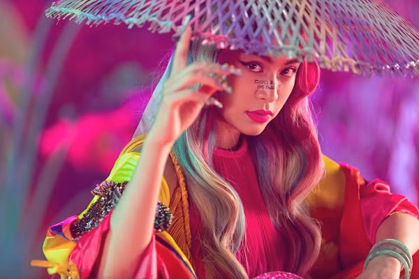 Hoàng Thùy Linh là cái tên mới lọt vào top 10 nhân vật có ảnh hưởng nhất MXH Việt Nam của Buzzmetrics. Nữ ca sĩ trở lại ngoạn mục và gây ấn tượng với cộng đồng mạng nhờ MV ''Kẻ cắp gặp bà già''.