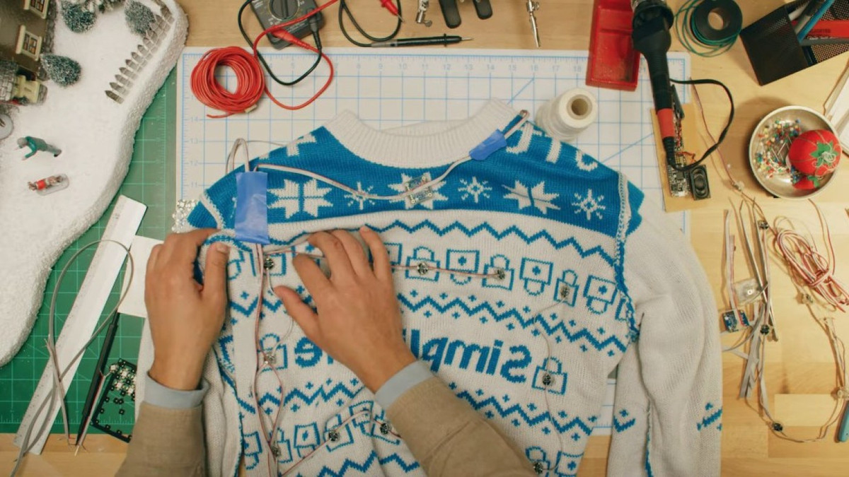 Áo len giãn cách xã hội của SimpliSafe hiện mới dừng lại là một mẫu thử nghiệm.