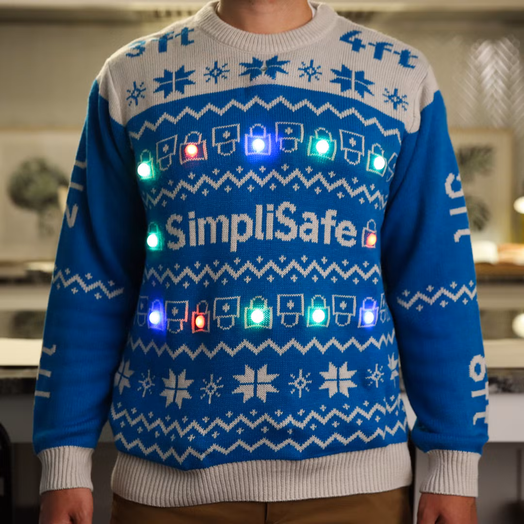 Để giải quyết vấn đề này, SimpliSafe đã thiết kế “áo len giãn cách xã hội” được trang bị các cảm biến chuyển động giúp kích hoạt còi báo động và đèn LED nhấp nháy khi một người tiến sát trong phạm vi 1,8 mét đối với người mặc áo len.