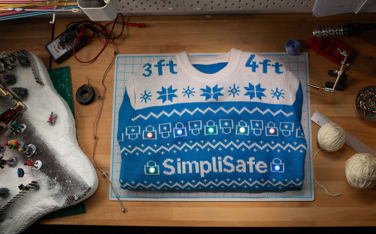 Cảm biến trên áo sẽ nhấp nháy đèn khi khoảng cách tiếp xúc đang gần hơn quy định giãn cách xã hội.