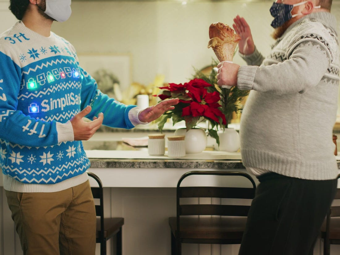 Người mua áo len có thể truy cập trang web của công ty để được hướng dẫn về cách nâng cấp áo len, cài đặt thêm chuông báo, đèn và hệ thống cảm biến.