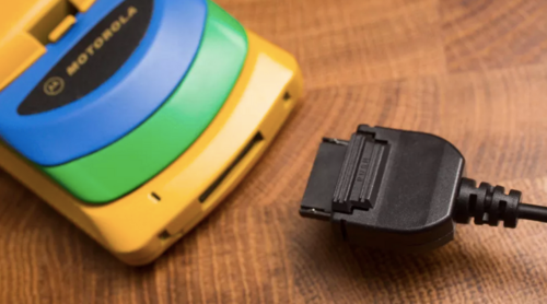 Ở thời kì chưa có chuẩn chung, mỗi hàng điện thoại sử dụng chuẩn sạc riêng của mình.