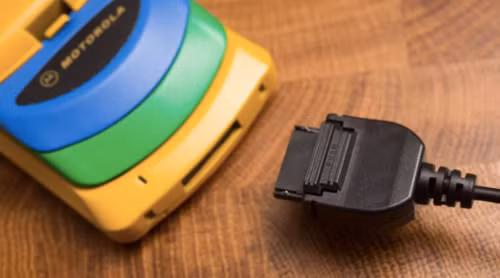 Ở thời kì chưa có chuẩn chung, mỗi hàng điện thoại sử dụng chuẩn sạc riêng của mình.