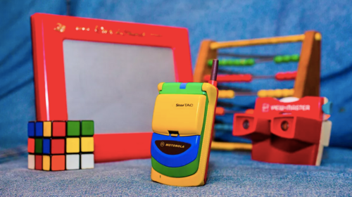 Phiên bản cầu vòng của chiếc Motorola StarTAC trông không khác gì một món đồ chơi cho trẻ em nhưng nó là một trong những chiếc điện thoại nổi tiếng ở thời kì của nó bởi đây là chiếc điện thoại nắp gập đầu tiên của thế giới.