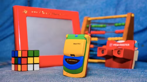 Phiên bản cầu vòng của chiếc Motorola StarTAC trông không khác gì một món đồ chơi cho trẻ em nhưng nó là một trong những chiếc điện thoại nổi tiếng ở thời kì của nó bởi đây là chiếc điện thoại nắp gập đầu tiên của thế giới.