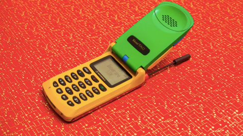 Máy có một màn hình nhỏ bên trong, cùng với đó là một chiếc ăng-ten dạng rút lên.