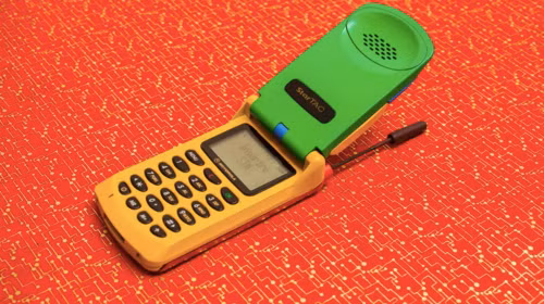 Máy có một màn hình nhỏ bên trong, cùng với đó là một chiếc ăng-ten dạng rút lên.