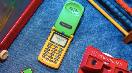 Bộ nhớ danh bạ của StarTAC có thể lưu được 100 số điện thoại.