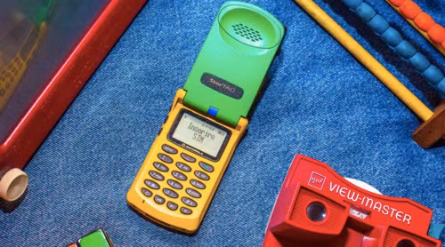 Bộ nhớ danh bạ của StarTAC có thể lưu được 100 số điện thoại.