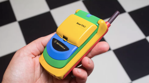 Màu sắc loè loẹt khiến chiếc điện thoại này giống như điện thoại đồ chơi cho trẻ em.