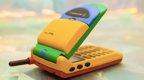 Motorola giới thiệu chiếc StarTAC vào ngày 3/1/1996. Nó có thân máy cấu thành từ nhựa màu. Đây là chiếc điện thoại nắp gập đầu tiên trên thế giới. Nó có giá trên dưới 1.000 USD.