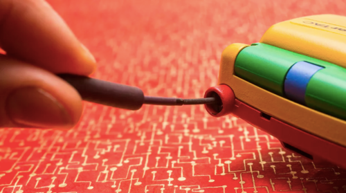 Ăng ten kéo ra là một trong những đặc trưng của điện thoại những năm 90 thế kỉ trước. Xu hướng thiết kế này thậm chí vẫn còn duy trì vào đầu những năm 2000.