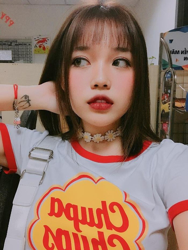 Cô nàng có vẻ khá ưa thích các hình xăm đôi khi ngoài hình xăm đôi với MisThy, Linh Ngọc Đàm còn có hình xăm đôi với cô em gái dòng chữ Forever tượng trưng cho tình cảm chị em mãi thắm thiết.