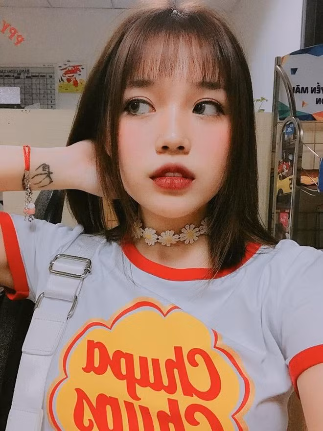 Cô nàng có vẻ khá ưa thích các hình xăm đôi khi ngoài hình xăm đôi với MisThy, Linh Ngọc Đàm còn có hình xăm đôi với cô em gái dòng chữ Forever tượng trưng cho tình cảm chị em mãi thắm thiết.