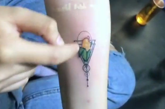 Ngoài ra, Misthy vừa xăm thêm hình trái bắp. Cô nàng cho biết, hình xăm này coi như một bài học cho cô khi đã hết lòng yêu thương một người để rồi cuối cùng nhận được một cái kết khá buồn.