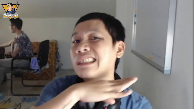 Hình ảnh "thầy giáo quốc dân" với các hình xăm trên tay luôn quen thuộc vào khung giờ stream mỗi ngày với các "học trò". Nổi bật phải kể đến hình xăm vị tướng Thresh với phong cách chibi cực đáng yêu.