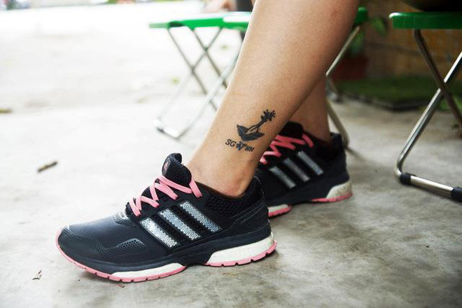 Cô nàng còn sở hữu một hình xăm đôi đầy đáng yêu với hot streamer Linh Ngọc Đàm. Hình xăm gồm 2 chữ SG HN đại diện cho 2 thành phố TP. HCM và Hà Nội cùng chiếc máy bay thể hiện sự gắn kết bất chấp khoảng cách địa lý.