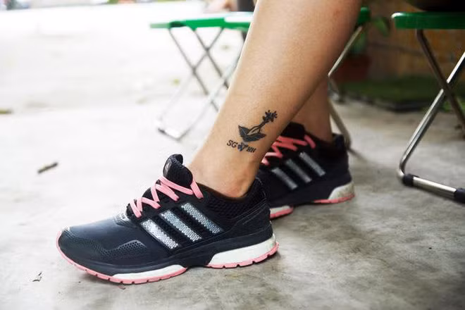 Cô nàng còn sở hữu một hình xăm đôi đầy đáng yêu với hot streamer Linh Ngọc Đàm. Hình xăm gồm 2 chữ SG HN đại diện cho 2 thành phố TP. HCM và Hà Nội cùng chiếc máy bay thể hiện sự gắn kết bất chấp khoảng cách địa lý.