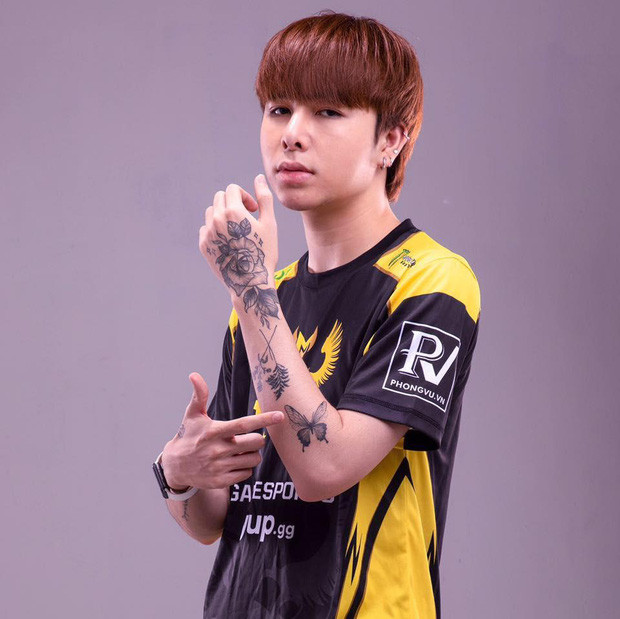 Zeros luôn gây ấn tượng với fan bằng các hình xăm ấn tượng.