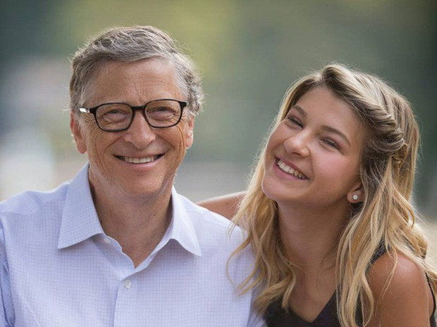 Nàng rich kid của làng tỷ phú công nghệ không thể không nhắc đến là con gái của tỷ phú Bill Gates và vợ Melinda Gates. Phoebe Adele Gates từng khiến cộng đồng mạng phát sốt với tấm hình chụp cùng cha năm cô 16 tuổi.