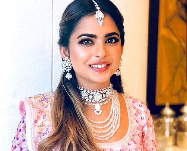 Isha Ambani được biết đến là con gái duy nhất của tỷ phú Mukesh Ambani, người giàu nhất châu Á. Cô gái được nhận xét là sở hữu nhan sắc ngọt ngào và không kém phần quyến rũ.