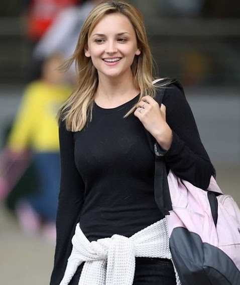 Thay vì lựa chọn theo đuổi lĩnh vực công nghệ, Phoebe Adele Gates lại có niềm đam mê với khiêu vũ và âm nhạc từ rất sớm. Cô gái trẻ đã theo học một số trường nghệ thuật như Nhà hát Ballet Hoa Kỳ, Trung tâm Biểu diễn Nghệ thuật Lincoln...