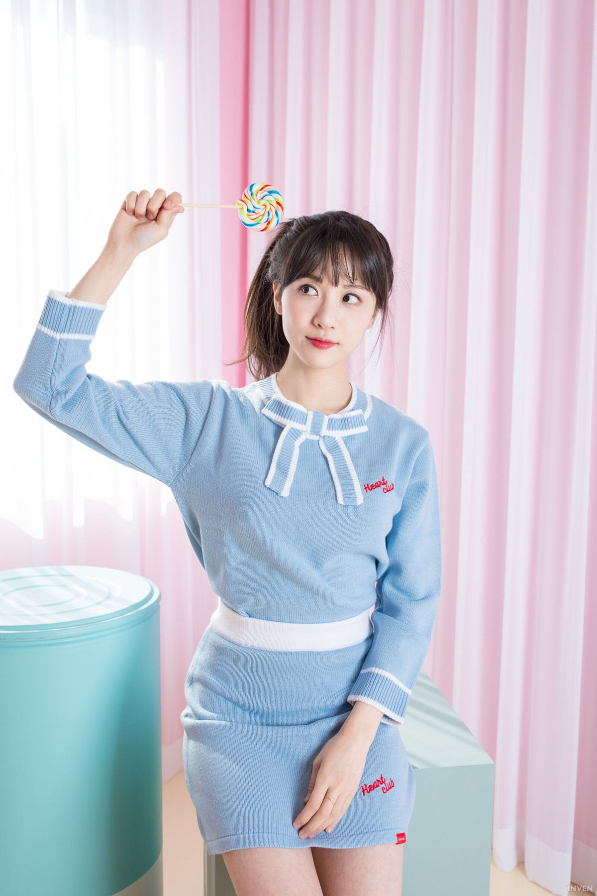 Dù mới bắt đầu làm MC cô đã bị chỉ trích khá nhiều vì không có kiến thức chuyên môn về LMHT, thế nhưng sau thời gian dài học hỏi và âm thầm luyện game nên Kim Min Ah đã sở hữu cho mình kiến thứ về LMHT khá ổn.