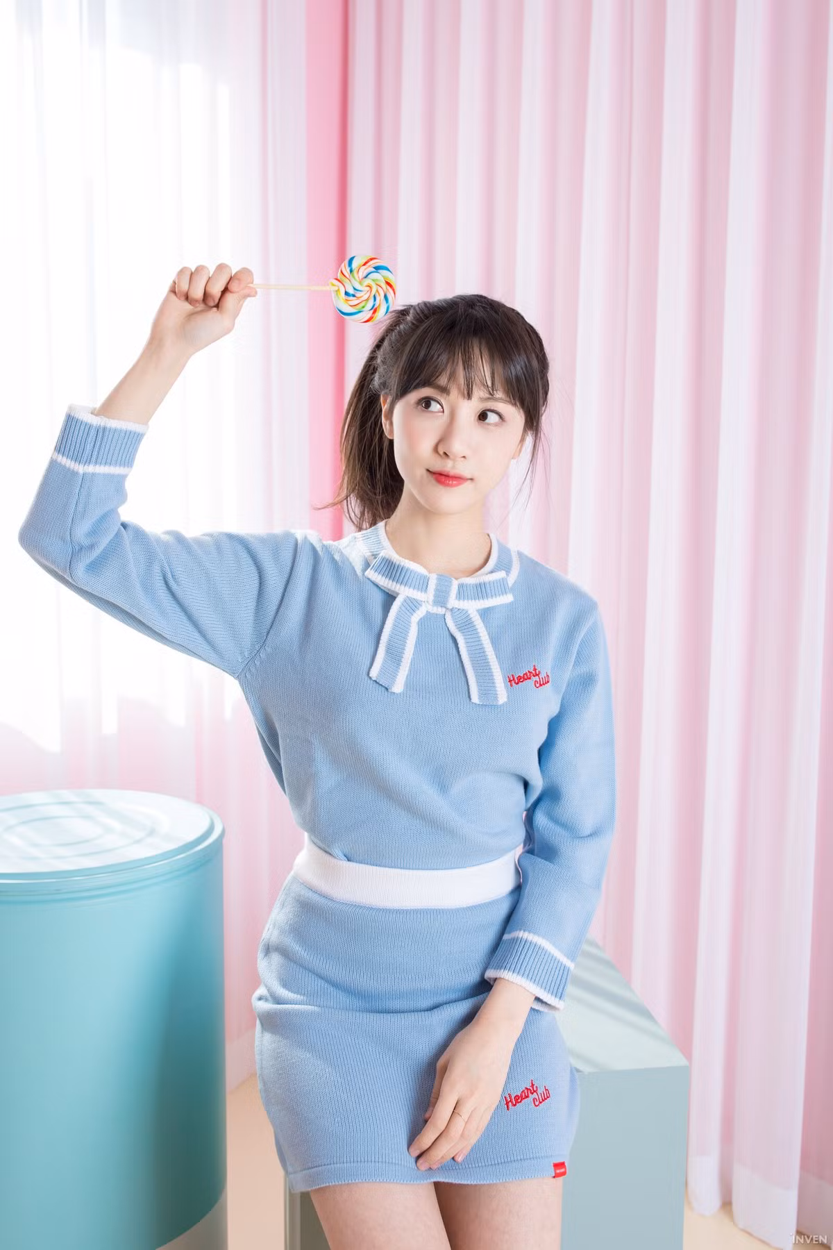 Dù mới bắt đầu làm MC cô đã bị chỉ trích khá nhiều vì không có kiến thức chuyên môn về LMHT, thế nhưng sau thời gian dài học hỏi và âm thầm luyện game nên Kim Min Ah đã sở hữu cho mình kiến thứ về LMHT khá ổn.