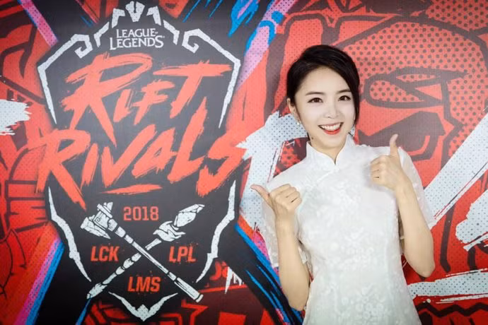 Candice là tên tiếng Anh. Còn tại LPL thì cô được gọi là Yushuang (Dư Sương). Điều khiến MC Trung Quốc này thu hút ngay từ cái nhìn đầu tiên đó chính là nụ cười tỏa sáng, gương mặt tươi tắn và thần thái tự tin.