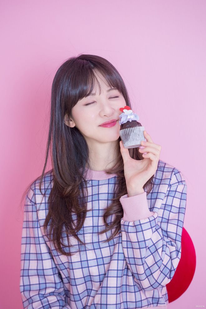 Trong mắt cộng đồng game thủ Hàn, cô không chỉ là một nữ MC nổi bật vì nhan sắc xinh đẹp, mà còn có ý chí cầu tiến, khiêm tốn và luôn nỗ lực hoàn thiện bản thân.