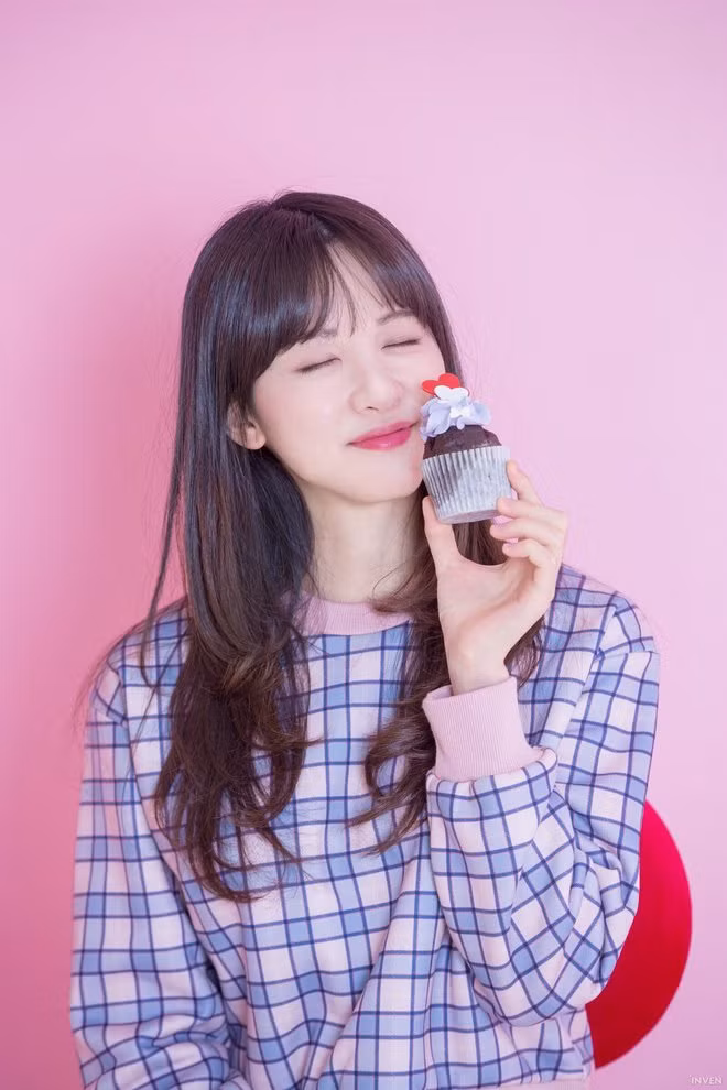 Trong mắt cộng đồng game thủ Hàn, cô không chỉ là một nữ MC nổi bật vì nhan sắc xinh đẹp, mà còn có ý chí cầu tiến, khiêm tốn và luôn nỗ lực hoàn thiện bản thân.