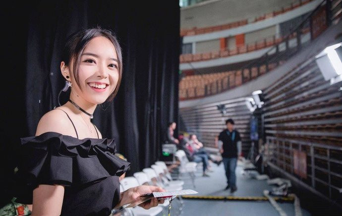 Candice bắt đầu làm quen với Liên Minh Huyền Thoại khi từ khi còn đại học. Khi vừa tốt nghiệp, cô nhìn thấy thông tin tuyển dụng cho vị trí MC của LPL và cô đã nộp đơn ứng tuyển.