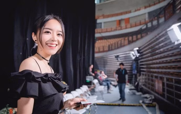 Candice bắt đầu làm quen với Liên Minh Huyền Thoại khi từ khi còn đại học. Khi vừa tốt nghiệp, cô nhìn thấy thông tin tuyển dụng cho vị trí MC của LPL và cô đã nộp đơn ứng tuyển.