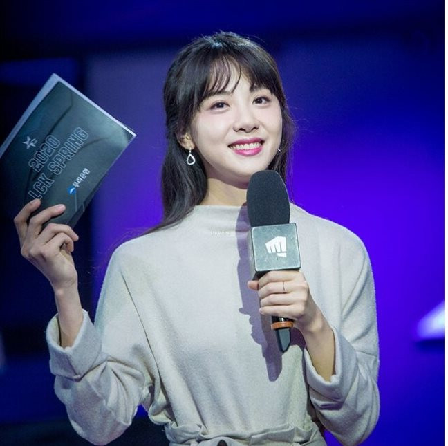 Kim Min Ah sinh năm 1991 tại Hàn Quốc, tên tuổi của cô nàng được biết đến nhiều hơn khi làm nữ MC giải đấu game LCK. Trước khi làm MC, cô nàng được biết đến trong vai trò người dẫn chuyên mục Dự báo thời tiết và mảng thể thao Golf của đài JTBC.