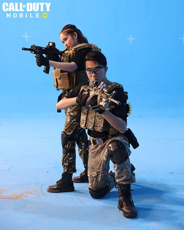 Đặc biệt, những hình ảnh được ekip quay hé lộ mới đây cho thấy, lần "bắt tay'' này giữa Cris Phan và NPH bom tấn FPS còn có sự góp mặt của cô vợ hotgirl Mai Quỳnh Anh