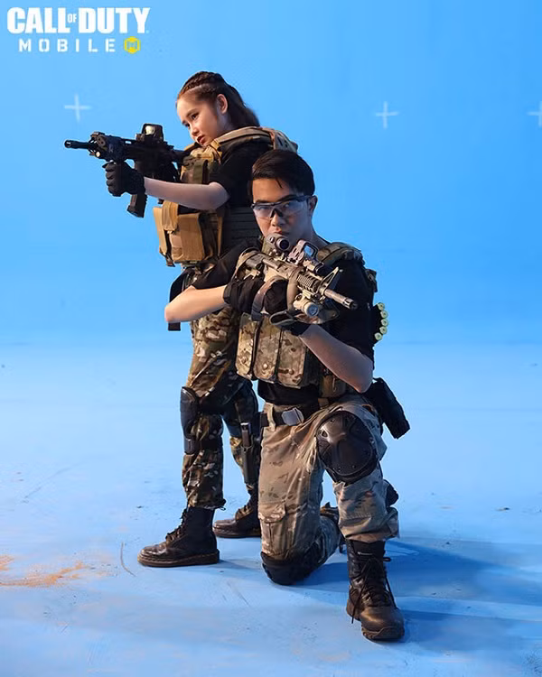 Đặc biệt, những hình ảnh được ekip quay hé lộ mới đây cho thấy, lần "bắt tay'' này giữa Cris Phan và NPH bom tấn FPS còn có sự góp mặt của cô vợ hotgirl Mai Quỳnh Anh