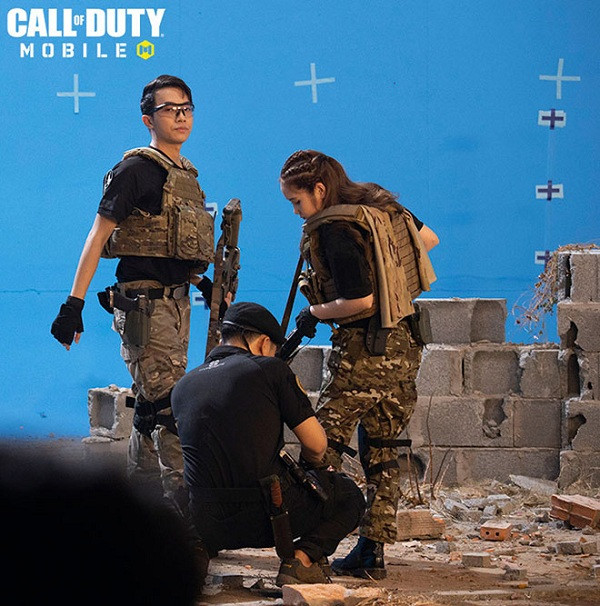 Hậu trường buổi quay cosplay chiến binh Call of Duty: Mobile VN của Cris Phan và vợ hotgirl