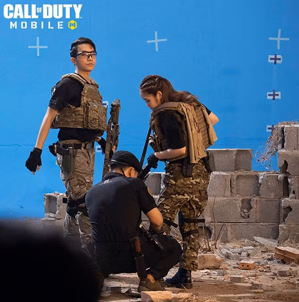 Hậu trường buổi quay cosplay chiến binh Call of Duty: Mobile VN của Cris Phan và vợ hotgirl