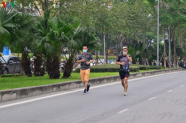 Bên cạnh đó, nhiều người mặc dù đeo khẩu trang một cách qua loa.