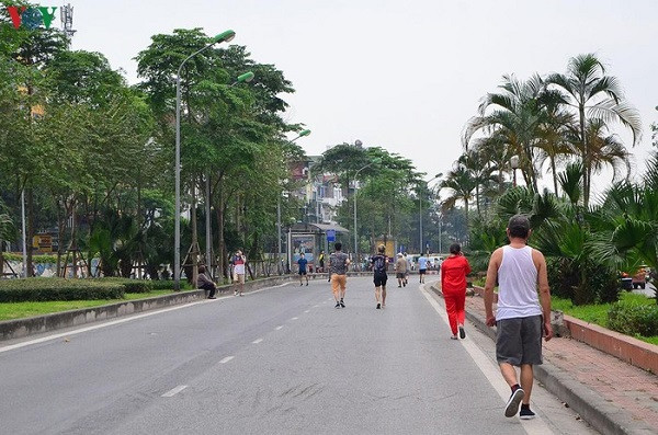 Mặc dù đoạn đường này rất đông người dân tới tập thể dục gây ảnh hưởng đến công tác phòng, chống dịch Covid-19 nhưng không thấy có lực lượng chức năng tới nhắc nhở, giải tán đám đông./.