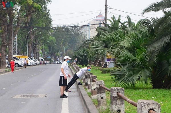 Mặc dù đã có khuyến cáo của TP Hà Nội về việc hạn chế ra đường, nhiều người vẫn chủ quan, cho rằng chỉ cần cách xa 2 mét, tập thể dục tại chỗ và không giao tiếp là có thể đảm bảo an toàn cho bản thân.
