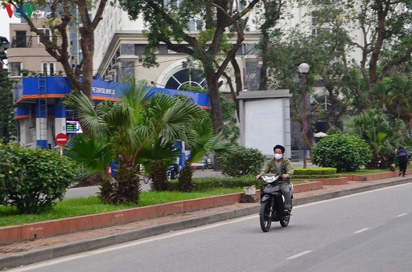 Bên cạnh những người đi bộ, nhiều người điều khiển xe máy không đội mũ bảo hiểm cũng đi vào làn đường này với tốc độ cao gây nguy hiểm cho cả người lái xe và những người dân tập thể dục xung quanh.