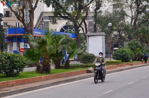 Bên cạnh những người đi bộ, nhiều người điều khiển xe máy không đội mũ bảo hiểm cũng đi vào làn đường này với tốc độ cao gây nguy hiểm cho cả người lái xe và những người dân tập thể dục xung quanh.