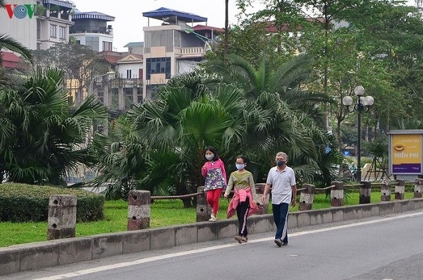 Theo ghi nhận của phóng viên VOV.VN, đa số những người tới tập thể dục đều là người già và trẻ em. Mặc dù đây là nhóm đối tượng dễ bị ảnh hưởng nhất nếu không may mắc Covid-19. Tuy nhiên, nhiều người vẫn thờ ơ với sức khỏe của mình trong mùa dịch.