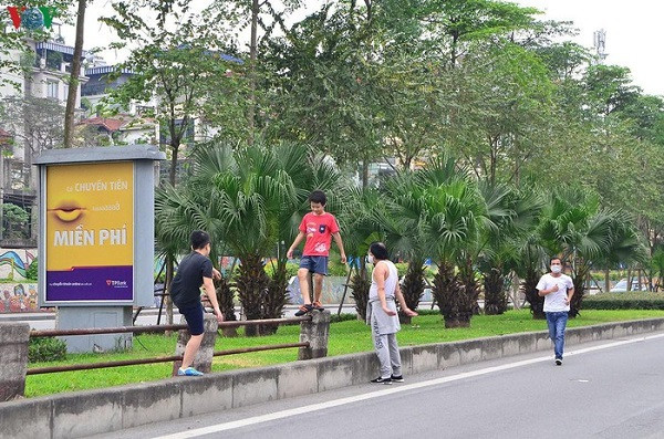 Nhiều trẻ em được bố mẹ, ông bà đưa ra ngoài chơi đùa nhưng không có biện pháp phòng dịch như đeo khẩu trang.