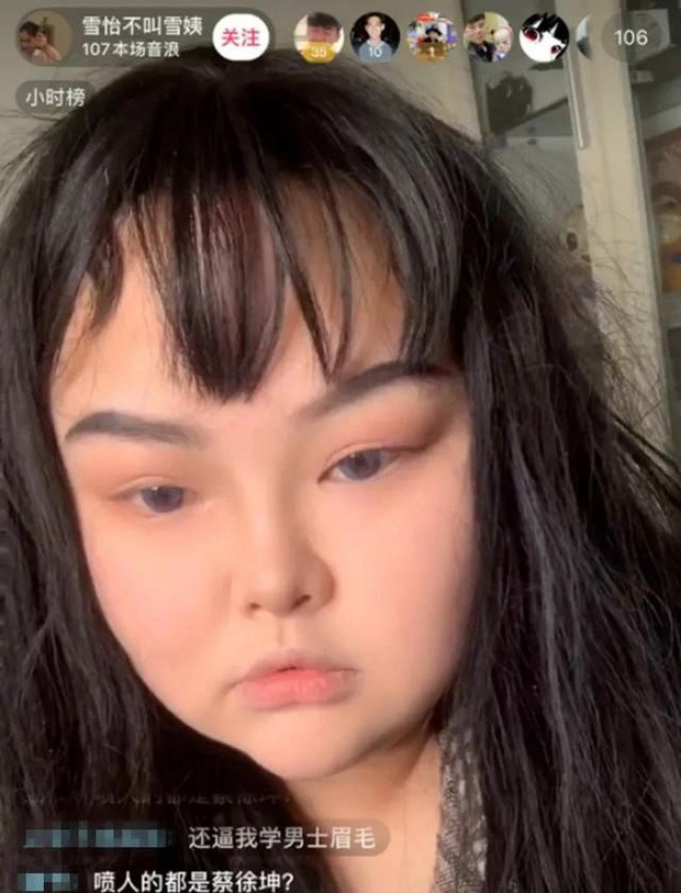 Thế nhưng trong một lần vô tình tắt nhầm filter làm đẹp tự động lúc livestream, Tuyết Di khiến dân mạng ngỡ ngàng. Thiếu photoshop, hiệu ứng chỉnh sửa ảnh, cô nàng trông khá mập mạp, gương mặt to, đôi mắt lại hơi bé, sống mũi không cao lại thêm mái tóc có phần bù xù.