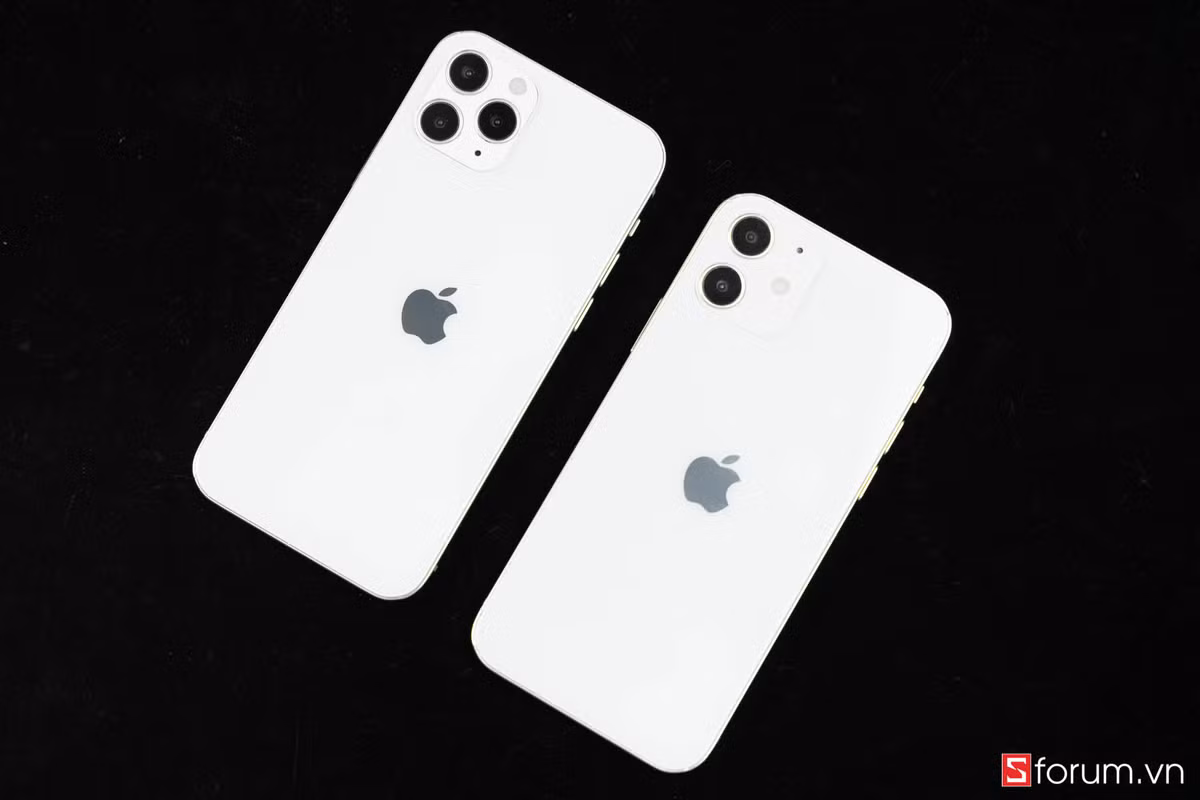 iPhone 12 Max, sản phẩm kích thước 6.1 inch, theo truyền thống thì đây chính là người kế nhiệm của iPhone Xr và iPhone 11. Sản phẩm này sẽ sở hữu màn hình LCD thay vì OLED, hệ thống camera chính cũng chỉ có 2 camera và mặt trước vẫn là màn hình tai thỏ quen thuộc.